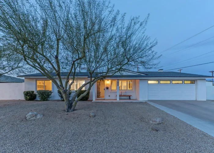 Stylish 3br Retreat With Backyard Oasis Near Old Town Holiday home *