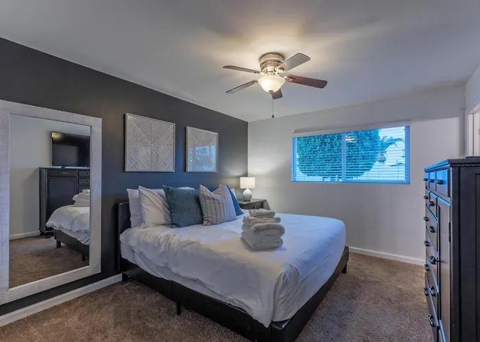Stylish 3br Retreat With Backyard Oasis Near Old Town