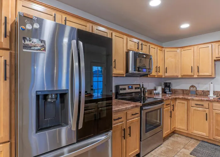 Stylish 3br Retreat With Backyard Oasis Near Old Town Holiday home *