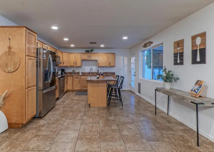 Stylish 3br Retreat With Backyard Oasis Near Old Town Scottsdale
