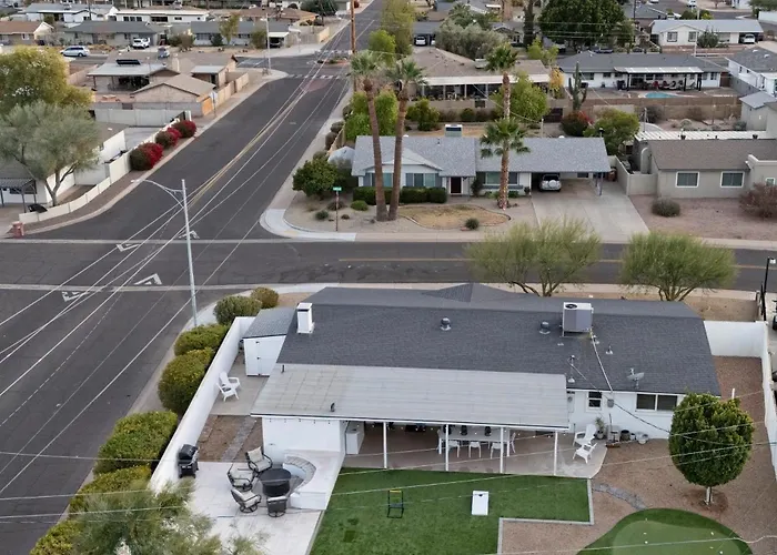 Stylish 3br Retreat With Backyard Oasis Near Old Town *