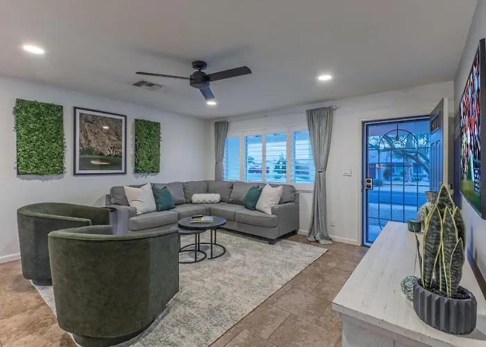 Stylish 3br Retreat With Backyard Oasis Near Old Town Holiday home